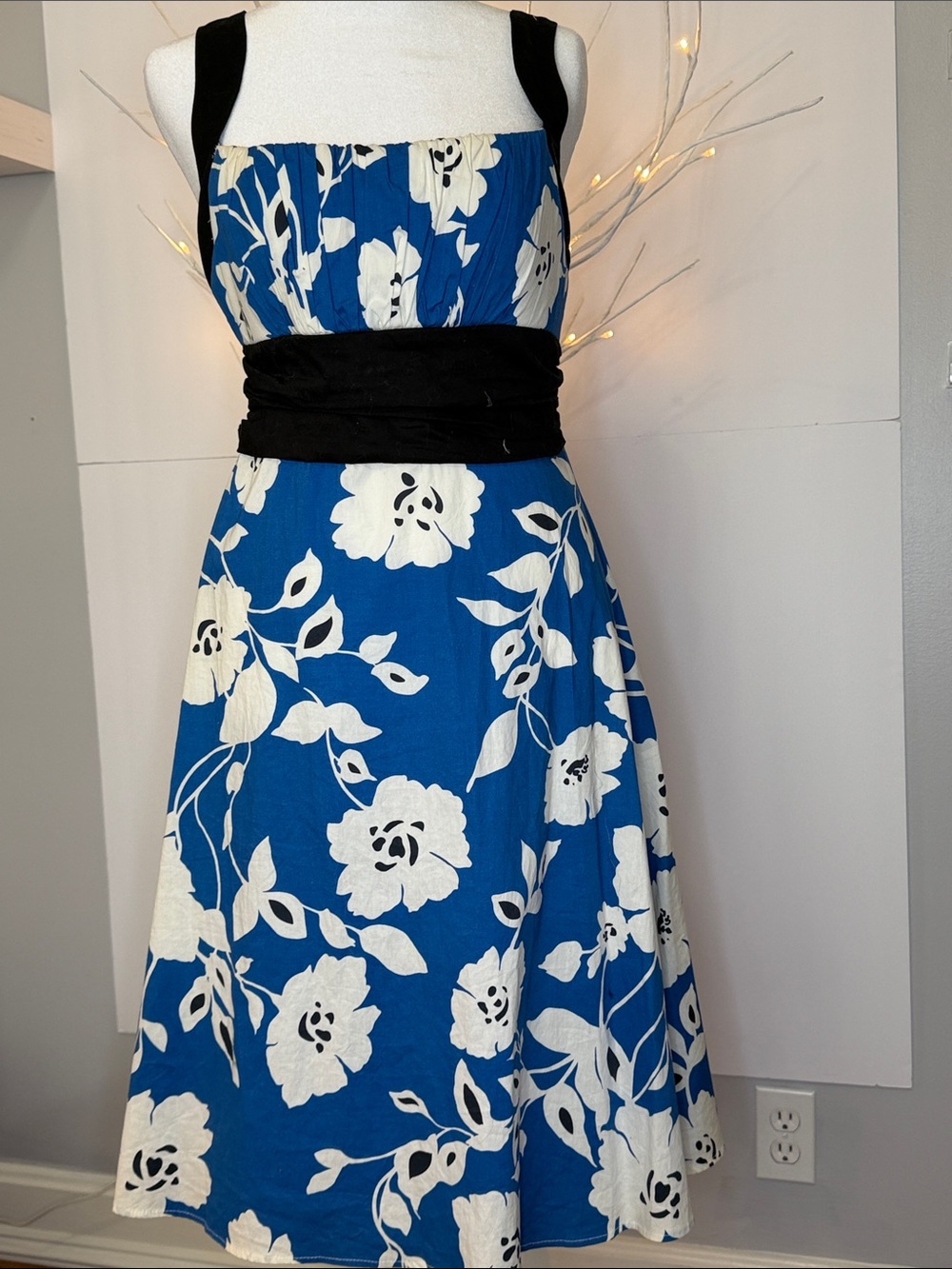 Sun dress GUC sleeveless blues with white flowers/ BLK trm Mach wash/fry SZ M